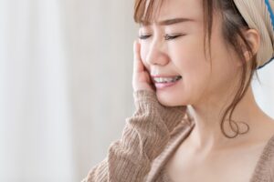 虫歯が痛い原因は？歯医者に行けない時の対処法と進行度を徹底解説